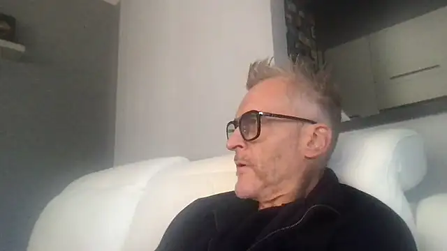 Axl hot online show from September 28, 12:54 pm