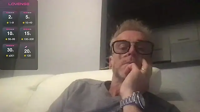 Axl hot online show from October 11, 7:56 pm