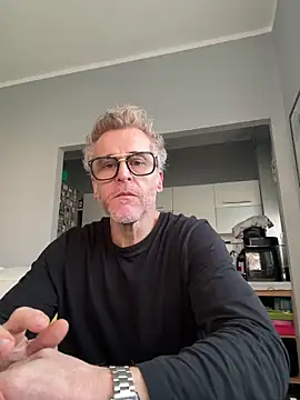 Axl hot online show from February 27, 10:59 am