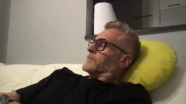 Axl hot online show from April 27, 9:02 pm