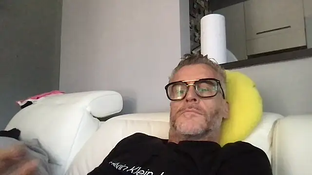 Axl hot online show from May 1, 12:54 pm