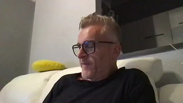 Axl hot online show from June 10, 7:46 pm