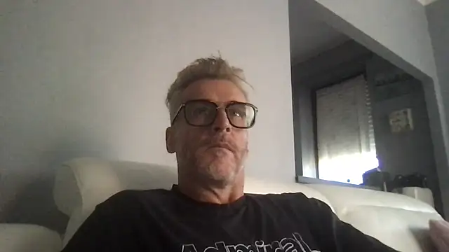 Snapshot of Axl_hot chatting on June 28, 7:47 am Axl hot online show from June 28, 7:47 am