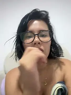 Snapshot of girldom chatting on July 24, 2:42 am girldom online show from July 24, 2:42 am