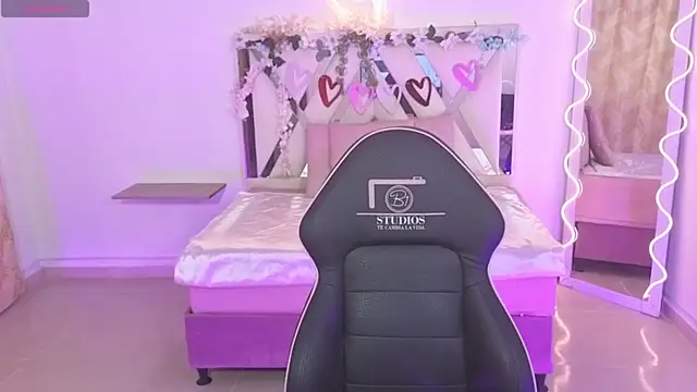 ZURY TAY online show from September 20, 11:44 am