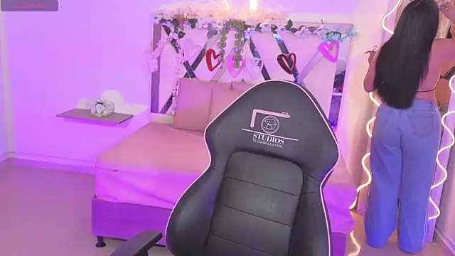 ZURY TAY online show from October 3, 11:51 am