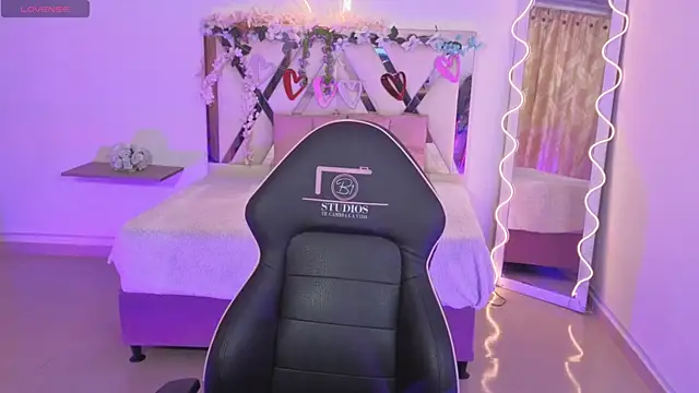 ZURY TAY online show from October 16, 11:33 am