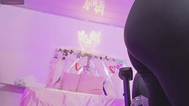 ZURY TAY online show from November 26, 11:33 am