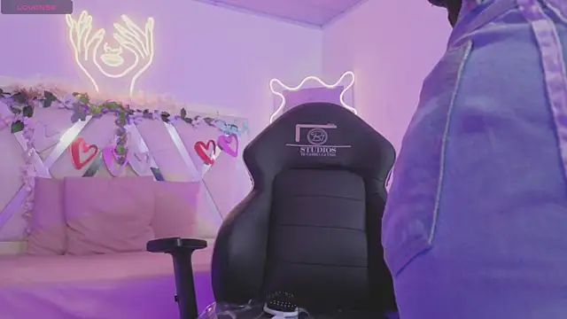 ZURY TAY online show from November 29, 11:46 am