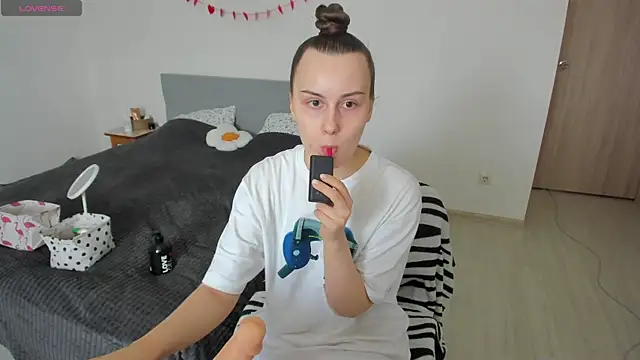 Kelly Cartier online show from February 13, 6:42 am