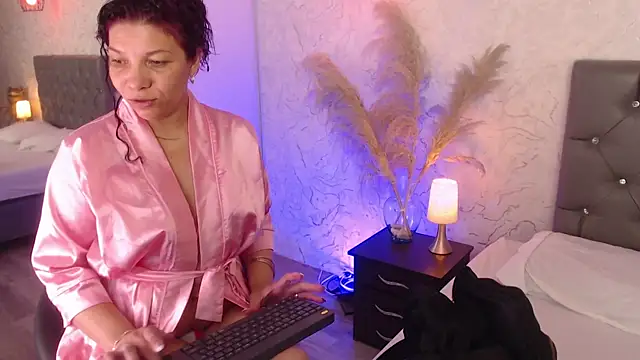 Snapshot of Serena_Houstonn chatting on June 16, 10:29 am Serena Houstonn online show from June 16, 10:29 am