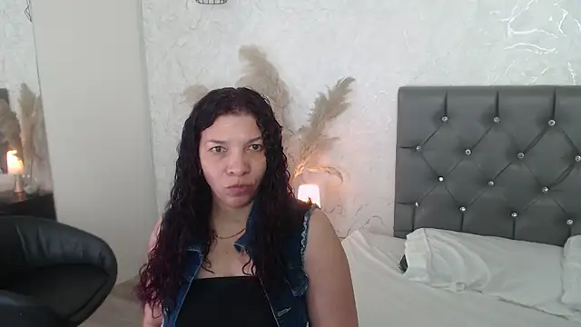 Snapshot of Serena_Houstonn chatting on June 19, 11:03 am Serena Houstonn online show from June 19, 11:03 am