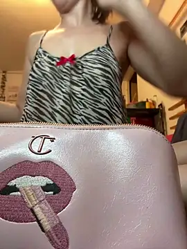 Snapshot of DahliaVonLure chatting on June 10, 12:22 am DahliaVonLure online show from June 10, 12:22 am