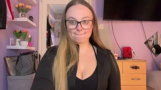 Snapshot of SexySashaxox chatting on June 1, 8:21 pm SexySashaxox online show from June 1, 8:21 pm