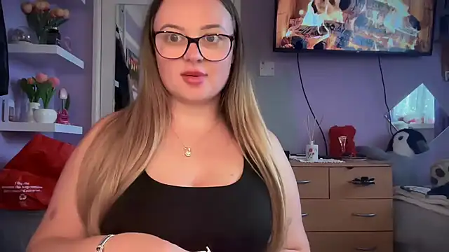 Snapshot of SexySashaxox chatting on June 11, 2:15 pm SexySashaxox online show from June 11, 2:15 pm