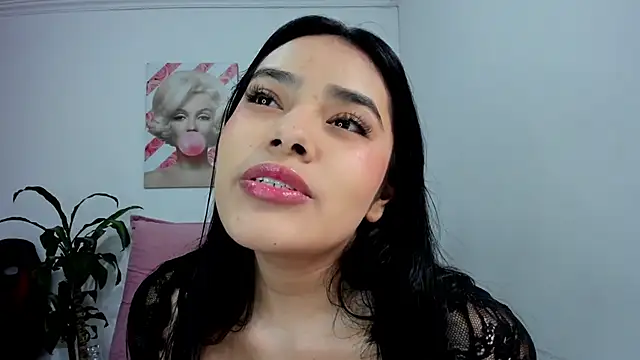 Snapshot of valeria_millers chatting on December 19, 2:24 pm valeria millers online show from December 19, 2:24 pm