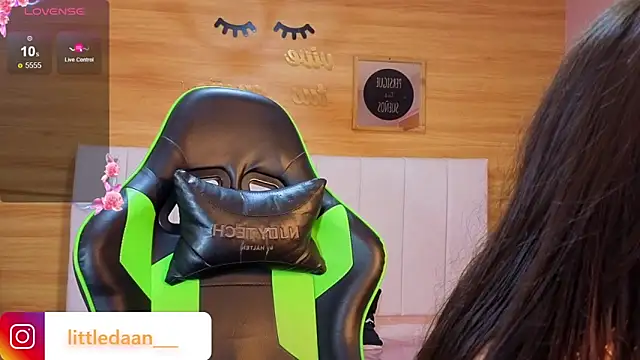 Abril Velvet a  online show from December 19, 12:34 pm