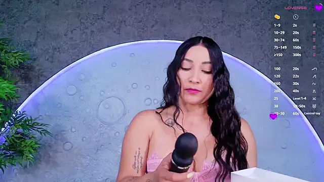 ReinaChloe online show from May 7, 4:23 pm