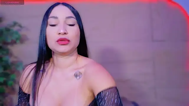 ReinaChloe online show from May 8, 10:31 am