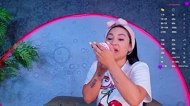 ReinaChloe online show from May 9, 4:01 pm
