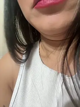 ReinaChloe online show from May 27, 4:09 am
