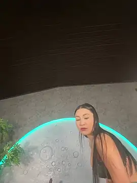 ReinaChloe online show from June 1, 4:20 pm