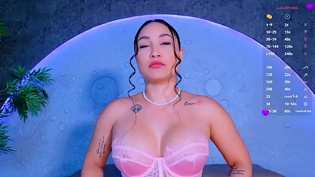 ReinaChloe online show from June 18, 4:33 pm