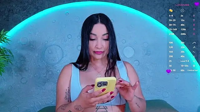 ReinaChloe online show from June 20, 4:21 pm