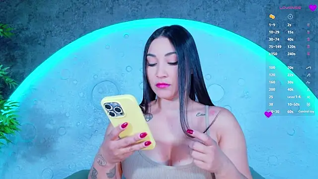 ReinaChloe online show from June 22, 4:15 pm