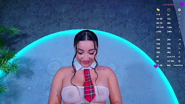 ReinaChloe online show from June 24, 4:17 pm