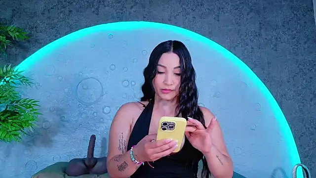 ReinaChloe online show from July 1, 4:29 pm