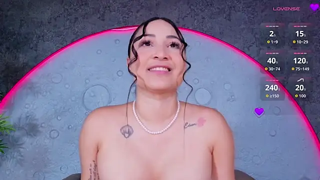 ReinaChloe online show from July 20, 4:31 pm