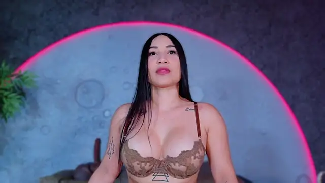ReinaChloe online show from July 23, 4:27 pm