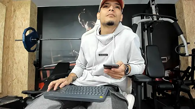 Snapshot of AlessandroKiing chatting on June 15, 10:34 pm AlessandroKiing online show from June 15, 10:34 pm