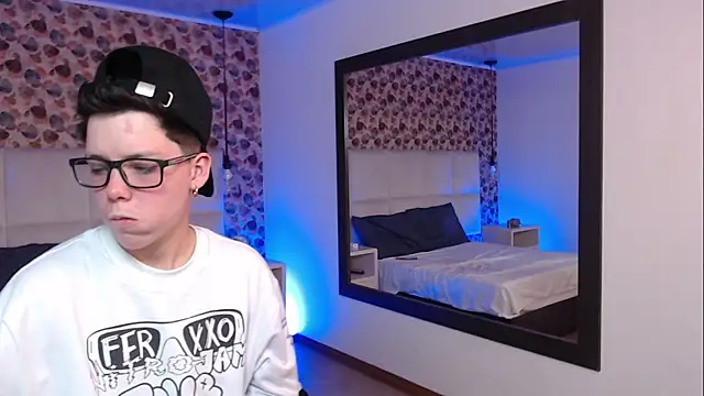 Snapshot of SpencerMontgomery chatting on October 22, 7:46 pm SpencerMontgomery online show from October 22, 7:46 pm