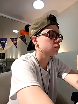 Snapshot of SpencerMontgomery chatting on October 28, 6:21 pm SpencerMontgomery online show from October 28, 6:21 pm