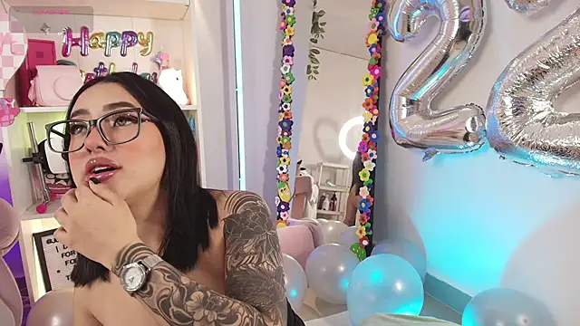 Snapshot of justonecute chatting on May 8, 3:01 am justonecute online show from May 8, 3:01 am