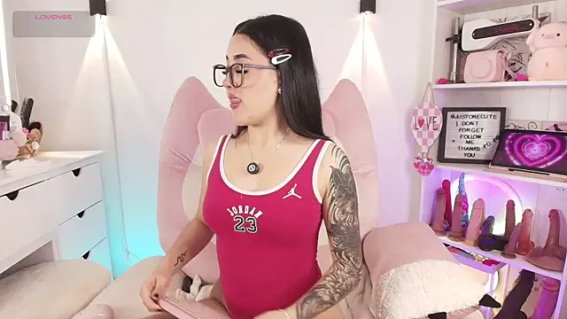 Snapshot of justonecute chatting on June 2, 4:47 am justonecute online show from June 2, 4:47 am