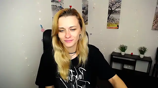 Snapshot of PeppyMia chatting on October 28, 7:12 am PeppyMia online show from October 28, 7:12 am