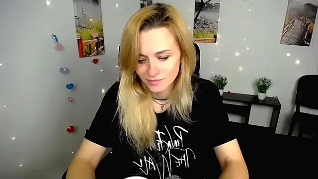 Snapshot of PeppyMia chatting on November 5, 6:57 am PeppyMia online show from November 5, 6:57 am