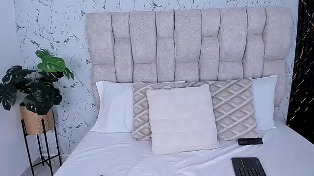 Laura Ivy online show from November 11, 1:00 pm