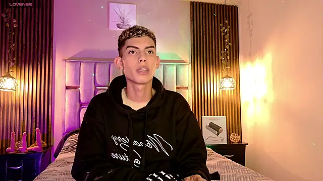 Room 69x online show from April 29, 1:04 pm