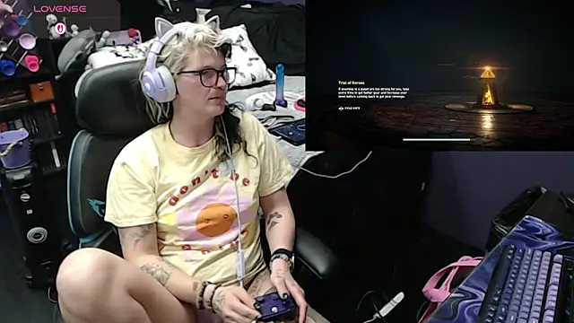 Snapshot of oddywithabody chatting on March 9, 6:28 am oddywithabody online show from March 9, 6:28 am