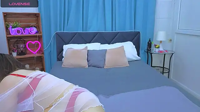 Snapshot of Laura_Ellinss chatting on October 7, 7:05 am Laura Ellinss online show from October 7, 7:05 am