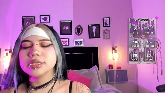 Snapshot of pinkk_deemon chatting on June 17, 1:23 pm pinkk deemon online show from June 17, 1:23 pm