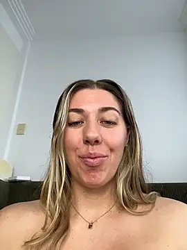 Snapshot of louiseberkeley chatting on June 25, 3:17 am louiseberkeley online show from June 25, 3:17 am