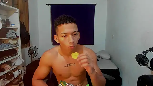 Snapshot of JuanchiT66 chatting on October 25, 3:58 am JuanchiT66 online show from October 25, 3:58 am