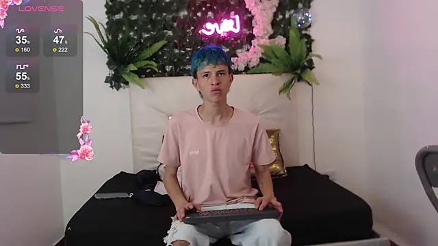 Snapshot of iam_lukas__ chatting on October 2, 1:56 am iam lukas online show from October 2, 1:56 am