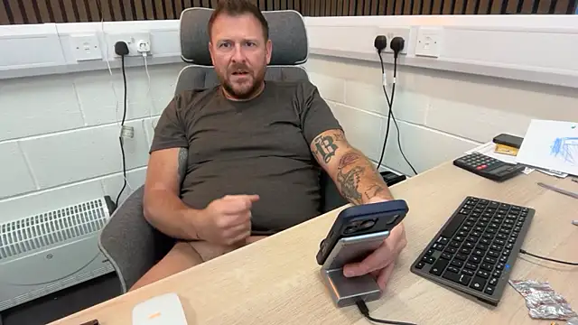Snapshot of bilf1978 chatting on May 15, 8:32 am bilf1978 online show from May 15, 8:32 am