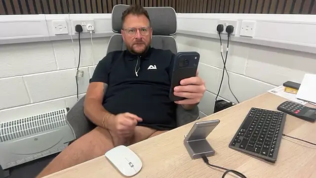 Snapshot of bilf1978 chatting on June 4, 6:52 am bilf1978 online show from June 4, 6:52 am